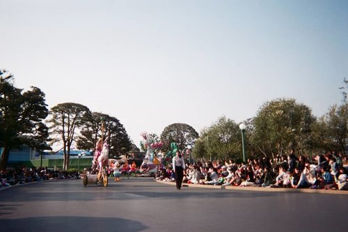 Still from my disposable camera:  Tokyo Disneyland parade 🎉 #BigDreamerInJapan #35mm
.
.
.
#clozetteid #travel #japan #tokyo #tokyodisneyland #travelblogger #filmisnotdead