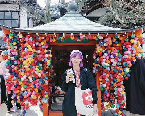 Colorful Kukurizaru at Yasaka Koshindo temple in Higashiyama, Kyoto. Kukurizaru is representing the good faith monkeys, a symbol of self control. It's said that if you want your wish to be granted, you must sacrifice another desire 🙊 This small temple is located near the Kiyomizudera temple 😊
.
.
.
#clozetteid #kyoto #japan #yasakakoshindo #travelinkyoto #japantravelogue #jalanjalankejepang #BigDreamerInJapan #japanloverme #ggrep #京都 #여행 #여행스타그램 #일본여행 #일본 #여행블로거