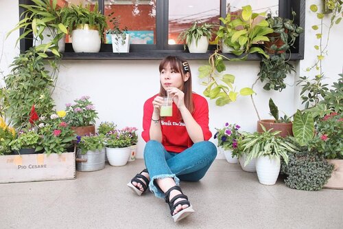 Minum green tea latte di teras rumah 🍵 #japobsOOTDHahaha bohong 🤷🏻‍♂️ Ini depan cafe orang 💁🏻‍♀️...#clozetteid #fashionblogger #outfitoftheday #ootdindo #lookbookindonesia #lookbook #ootdmagazine #ootdbloggers #ootdindokece #styleblogger #streetstyle #casualstyle #streetwear #패션 #스트릿패션 #오오티디 #패피 #패션룩 #패션룩북 #今日の服 #今日のコーデ #ファッション #ファッションコーデ #cafehopping #jktgo #cafejakarta #cafekemang #lemondiscofish