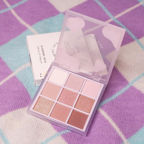 [Swatch last slide] Got this cute shadow palette— @etudeofficial Milky Play Color Eyes Blueberry Milk 🫐🐮🥛Akhirnya punya eyeshadow warna lavender/ lilac gitu 😍 1 palettenya ada warna choco gitu juga jadi bisa dipake untuk daily. Eyeshadownya tipe yang powdery, bukan yang creamy tapi warnanya cukup keluar kok 👌🏻 As usual kalo eyeshadow korea itu glitternya the best ✨✨You can buy this (pasti ori) via Charis shop aku loh: http://hicharis.net/japobs/1vuy#etude #playcoloreyesblueberrymilk  #eyesahdow  #CHARIS #hicharis @hicharis_official @charis_celeb #clozetteid #beautybloggers #indobeauty #indobeautysquad #indobeautygram