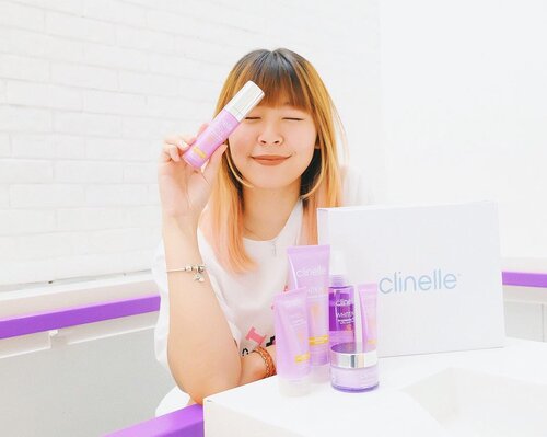 Setelah sekian lama nyerah sama per-skincare-an gara2 ga ada yang cocok, akhirnya malah betah pake WhitenUp series dari @clinelleid 😤 Awalnya masih ngeri breakout lagi, tapi setelah dipake selama 2mingguan ga ada masalah apa-apa, malah hasilnya cukup cepat kelihatan. Beberapa temen di kantor juga nyadar, seneng aku tuh 🤣🤣 Yang pasti wajahku nggak kusam kaya dulu, keliatan banget lebih cerah trus bekas jerawat juga lumayan memudar, me likeyyy 😭😭 Review lengkapnya bisa dicek di blog yaaa, link in bio 😊 #bigdreamerblog #japobsreview
.
.
.
#clozetteid #beautyblogger #clinelleindonesia #clinelleid #skincare #skincarereview #skincare101 #beautyreview #clinellewhitenup #뷰티 #뷰티그램 #skincareroutine