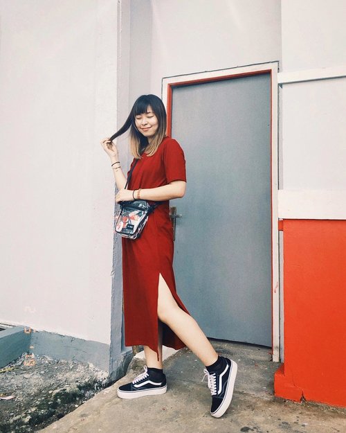 Karena ternyata mudik, akhirnya beli baju baru di @monomolly.id 😂 Maunya yang simple dan ga ribet karna Pontianak panas banget, akhirnya beli dress ini. Sebenernya ga pengen beli yang merah, tapi ya udahlah sekali-kali sinciaan pake merah bukan item 😬 Effortless banget dress ini I likeee #japobsOOTD
.
.
.
#clozetteid #fashionblogger #styleinspo #ootdindo #lookbookindonesia #ootdindokece #wearjp #vansgirls #styleblogger #ootdbloggers #cny2019 #outfitoftheday #패션 #패션스타그램 #오오티디 #스트릿패션 #패션룩 #今日の服 #今日のコーデ #ファッション #ファッションコーデ #コーデ