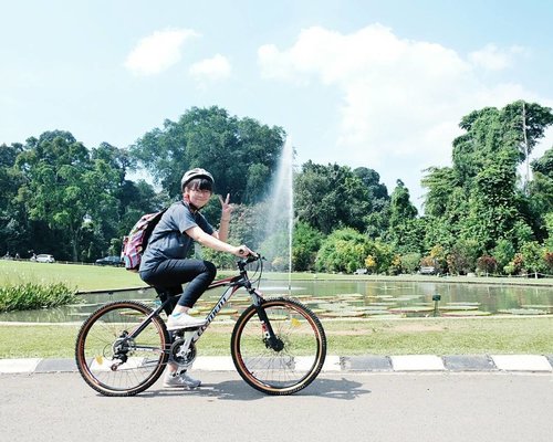 #throwback when I went to Bogor all by myself just to ride the bicycle in Kebun Raya Bogor 😂 Thanks to mas2 yang mau dimintain tolong fotoin 😆 I haven't edited the video yet 😭😭
.
.
.
#clozetteid #travelbloggers #traveler #solotravel #kebunrayabogor #exploreindonesia #travelblog #ggrep #dingotravel #lifestyleblogger #fbloggers #bbloggers #explorebogor #ブロガー #旅行 #여행스타그램 #파워블로거