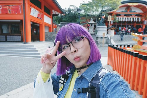 Random selfie at Fushimi Inari because I just love it that much and want to take pics of every corner hahaha. Anyway, new post about 3 things you need to travel without worry in Japan. Link in bio 🇯🇵
.
.
.
#clozetteid #beautynesiamember #japantravel #histravelindonesia #japan #BigDreamerInJapan #fushimiinari #kyoto #explorekyoto #enjoyjapan #japanloverme #ggrep #travel #wanderlust #abmtravelbug #여행스타그램 #여행 #여행그램