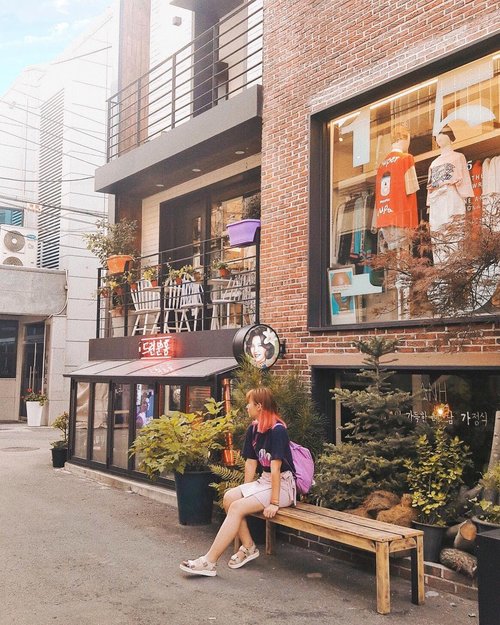 I wish I could explore Hongdae more 😍 There is this alley with lots of cafes and pretty front stores 😭😭 *poke @imayu912 mau lagiiiii
.
.
.
#clozetteid #hongdae #exploreseoul #ktoid #koreatravel #travelblogger #koreatrip #frontstore #여행 #여행스타그램 #홍대 #패션스타그램 #카페 #旅行 #ggrep #darlingdaily #postcardplaces #femmetravel #BigDreamerInKorea