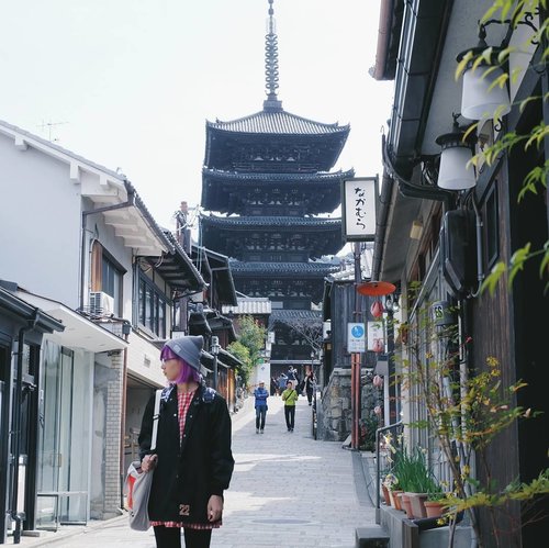 I grew fond of Kyoto although I've just visited it once 💖 It's a city where traditional and modern values blend, creating a memorable place to visit. I've recapped 10 things to do in Kyoto, of course on #bigdreamerblog 🤗🇯🇵 Click link in bio to read!
.
.
.
#clozetteid #BigDreamerInJapan #kyoto #japantravel #japanloverme #ggrep #higashiyama #yasakapagoda #japan #wanderlust #japantrip #jntoid #travelblogger #travelblog #ilovejapan #travelgram #여행 #여행스타그램 #인스타여행 #일본여행