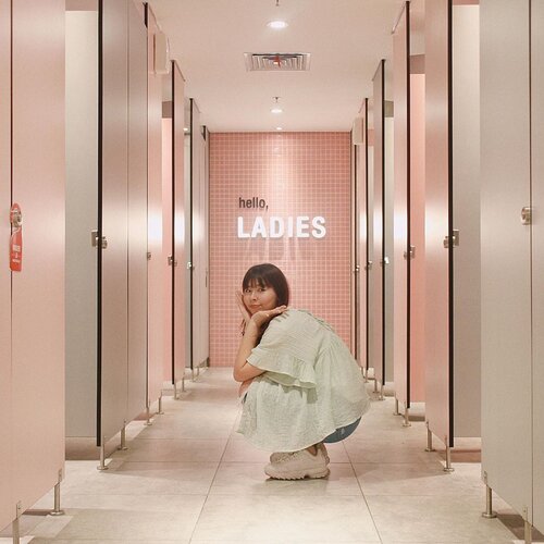 The cutest toilet! Aku baru ngeh kalo belakangan ini aku bener2 udah ga pernah post “foto instagrammable” lagi, so here you go! 🤗 Have a nice Sunday ya! 👋🏻 Kalian ngapain nih? Aku sih kerja #freelancerlife 🥺...#clozetteid #cgvgrandindonesia #grandindonesia #bloggerperempuan #contentcreator #fashionenthusiast #fashionbloggers #ootdbloggers #bloggerstyle #bloggerlife #instadaily #instaworthyjkt #pinkaesthetic #bloggerindonesia #bloggerjakarta #패션 #패션스타그램 #오오티디 #여행스타그램