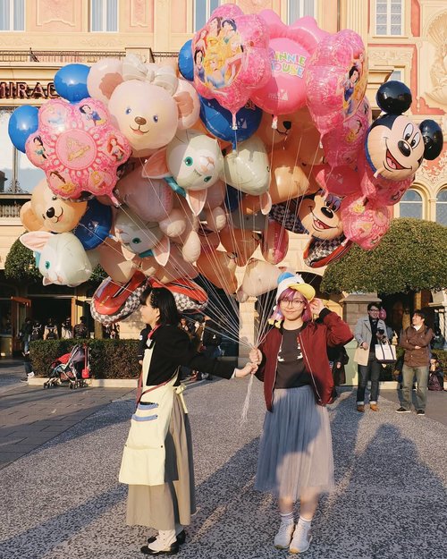 She just won't let go! lol 😂 New post about @tokyodisneyresort_official on #bigdreamerblog 💖 10 tips you should know before visiting Tokyo DisneySea and Disneyland- based on my personal experience 🤗 Link in bio as usual~
.
.
.
#clozetteid #BigDreamerInJapan #japanloverme #disneylover #tokyodisneysea #tokyodisneyland #japantravel #travel101 #traveltips #jntoid #explorejapan #theglobewanderer #여행 #여행스타그램 #일본여행 #旅行 #tokyodisneyresort