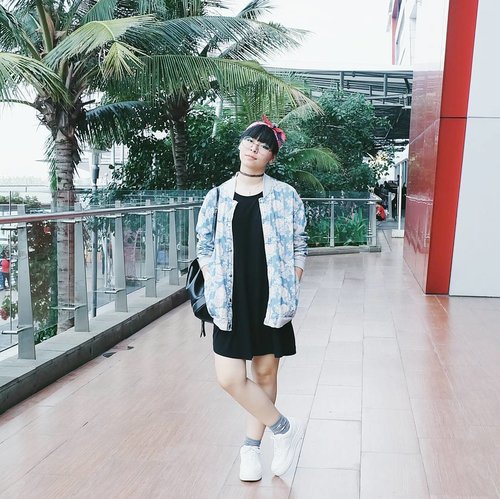 Outfit from my latest post ✌ Click link in bio to read 🤗🤗
.
.
.
#clozetteid #fashionbloggers #fashioninfluencer #fbloggers #fashionblog #indonesianfemalebloggers #beautynesiamember #cgstreetstyle #gogirlmagzstyle #ootdindo #lookbookindonesia #styleinspiration #outfitdiary #japobswear #今日の服 #今日のコーデ #ファション #コーディネート #패션블로거 #패션스타그램 #스트릿패션 #패션모델