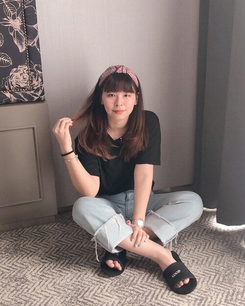 Can never go wrong with black t-shirt and denim! Pake bando biar lebih cute :3

Btw aku menyesal ga bawa pulang sendal hotelnya hahahah 😭😭 Haruskah ku staycation di situ lagi demi sendal? 🤔🤣 Kalian suka bawa pulang gituan ga sih? #japobsOOTD
.
.
.
#clozetteid #fashionbloggers #ootdbloggers #styleinspo #outfitinspo #outfitinspiration #koreanstyles #bloggerperempuan #kfashion #asiangirls #coordinate #wearjp #패션 #패션스타그램 #오오티디 #오오티디룩 #스트릿패션 #패션스타일 #今日の服 #今日のコーデ #コーデ #ファッション