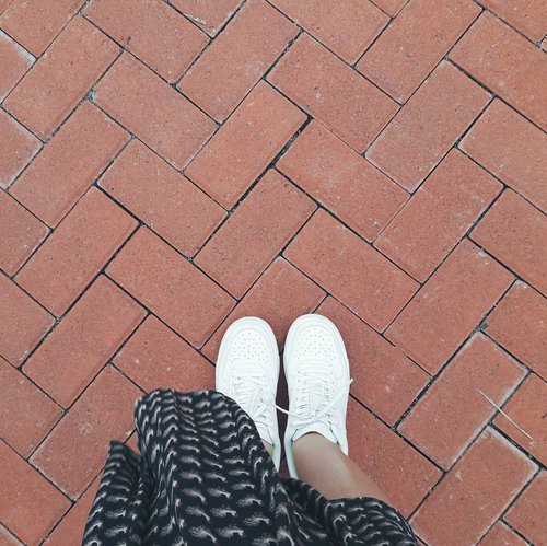 Preparing next outfit post 🍒
.
.
.
#fbloggers #fashionblogger #whitesneakers #sneakers #kicks #pullandbear #classic #vintage #shoesoftheday #clozetteid #hypebae #sneakerslover #coordinate #vsco #vscocam #instagood