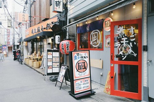 Nagi ramen in #shimokitazawa. I love Shimokitazawa so much but didn't get to explore much enough due to the rain and flu 😭 At least succeed to snap some instagenic shots before raining 😝
.
.
.
#clozetteid #japan #tokyo #tokyoguide #traveljapan #exploretokyo #explorejapan #japantravelogue #japanloverme #japanlover #exploretheglobe #theglobewanderer #abmtravelbug #streetshot #street #japanstreet #travelbloggers #travelblog #여행 #여행스타그램 #도쿄여행 #일본여행
