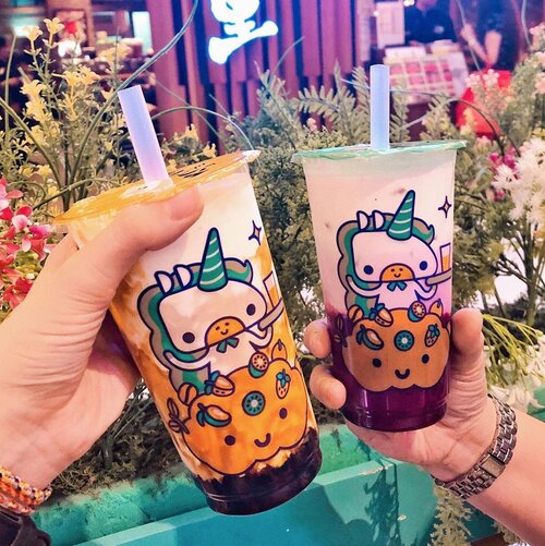 I think Okinawa @kokumi_id satu2nya boba yang bisa bikin aku pengen lagi dan lagi 🤔 Selalu beli yang gede tapi kayanya di aku cukup yang kecil sih, hahaha 😅 Unicorn drinknya juga enak bgt, asem manis seger ada kejunya tapi ga bikin eneg. Tersuka 💖 22nya punya charm berbeda tapi sama2 enak gitu lho. Anyway, sekarang lagi coba kurangin gula jadi mungkin ga minum2 kokumi dulu :”) #japobseats...#clozetteid #jktfoodie #jktgo #okinawakokumi #kokumi #bobajakarta #bobabrownsugar #foodbloggers #foodblog #dessert #foodiegram #음식 #음식스타그램 #보바 #タピオカ #たぴ