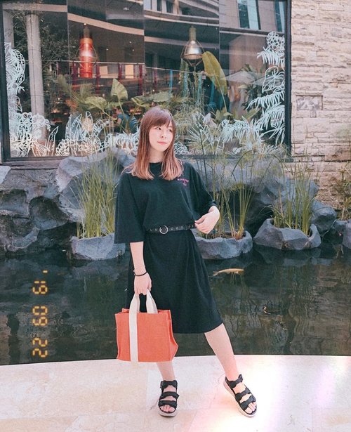 Tips foto OOTD: hindari background yg nyaru sama outfit! 😅😂 #japobsOOTD

Tips lagi: kalau pake baju/ dress yang loose gitu, bisa pakein belt biar ada bentuk dikit badannya 😆 ((dan bisa ngasih style beda juga))
.
.
.
#clozetteid #fashionbloggers #ootdbloggers #styleinspo #outfitinspo #outfitinspiration #koreanstyles #bloggerperempuan #kfashion #asiangirls #coordinate #wearjp #패션 #패션스타그램 #오오티디 #오오티디룩 #스트릿패션 #패션스타일 #今日の服 #今日のコーデ #コーデ #ファッション