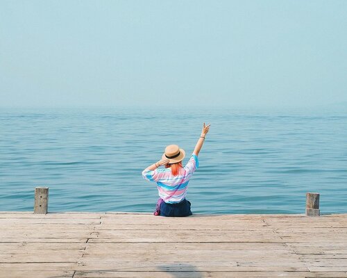 Rindu yang biru-biru aku tuh 😢 Pas lagi di Pulau Ayer ini bangun2 udah langsung ngeliat laut 🤗 #BigDreamerWander...#clozetteid #pulauayer #travelblogger #indonesiantraveler #idntravel #travelblog #femmetravel #ggrep #damestravel #girlsaroundtheworld #exploreindonesia #pesonaindonesia #vitaminsea #fashionblogger #lifestyleblogger #islandlife #여행 #여행스타그램 #여행에미치다 #旅行 #旅行記 #旅行大好き