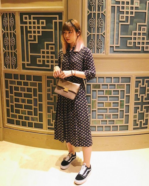I was so into Japanese kawaii fashion years ago and I’d never imagined my style would change like this 😂😂😂 Vintage dress + sneakers is ❤️ Anyway, wore this outfit to a wedding (I always wear sneakers lately). Like.... the only girl in the room with sneakers 😅😅
.
.
.
#clozetteid #japobsOOTD #fashionblogger #styleinspo #ootdindo