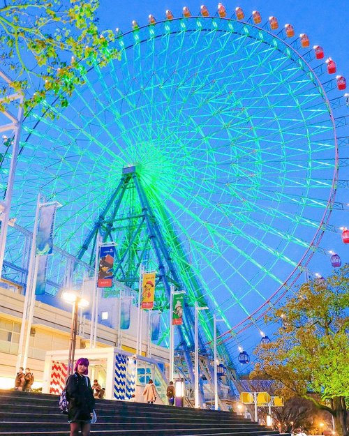 That giant ferris wheel at Osaka 🎡 Tried my best to edit this pic because the original one was so dark. You can check my instastory to see the before-after pic 🤗 I love using Adobe Lightroom lately, it’s such a life saver lol 😭😭 Should I make some tutorial? Just basic one tho 🤭
.
.
.
#clozetteid #osaka #japantravel #ggrep #travelblogger #traveler #travelblog #wanderlust #ferriswheel #osakaaquariumkaiyukan #tempozanferriswheel #jntoid #japanloverme #lightroom #여행스타그램 #일본여행 #여행 #旅行