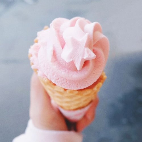 Dat star-shaped sakura soft serve! Tried this at Tsukiji Market (in the morning) and it's sooo gewd :") Japanese soft serve is really the best 💖 Btw, have been neglecting my blog lately (#life) and somehow stopped writing about #BigDreamerInJapan travel posts but hopefully I'll post another one this Sunday 😁😁
.
.
.
#clozetteid #japanloverme #tokyosweetsproject #tokyosweets #softserve #sakuraicecream #ggrep #foodie #japanesefood #japanesedessert #travelblogger #traveler #femaletraveler #여행 #여행스타그램 #음식 #음식스타그램 #旅行