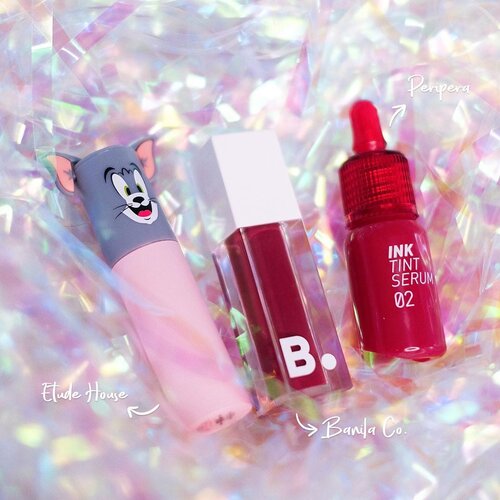 My favorite rosy MLBB lips:🐙 @etudeofficial Tom & Jerry Tattoo Tint (PK003)🐙 @banilaco_official @banilaco_id Liplike Moist Tint (Mood Berry)🐙 @peripera_official @peripera.id Ink Tint Serum (Rosy Around)Ketiganya teksturnya beda: Etude House Tattoo Tint mendekati lip cream tapi yang light gitu, hasil akhirnya agak velvet, jadi bibir nggak keliatan kering.Banila Mood Berry ini kalo dipake warnanya bagus banget, warna yang jarang aku temuin di lip tint lain, teksturnya paling lightweight dan dipakein ke bibir tuh moist gitu, hasil akhirnya glow sehat gitu deh. Stainnya juga oke banget 👍🏻 Terus yang Peripera ini lebih glossy, semacam ada lapisan “minyak” di atas warnanya. Paling creamy dan berasa di bibir di antara semuanya, tapi kalau pake ini tuh wajah langsung fresh tapi ga lebay ✌🏻 #japobsLOTDIni udah difoto sejak beberapa bulan lalu, tapi akhirnya baru dinaikin sekarang :”)) Aku pengen bikin konten kaya gini, semoga abis ini konsisten. Kalian ada rekomendasi aku cobain lip products apa ga nih? 🤔...#clozetteid #lipreview #liptint #reviewliptint #koreanliptint #periperainktintserum #indobeautysquad #indobeauty #indobeautygram #beautybloggerindonesia #tomandjerry #뷰티스타그램 #바니라코 #페리페라 #페리페라틴트