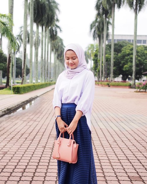 my smile when i know tomorrow is a public holiday. i will update hijabtutorial by tomorrow inshaallah. Tips: this hijab look works best with oversize clothes. For tutorial kindly check my profile. xoxo #adayincasualchic #clozetteid .
.
.
.
.
.
#hijabfashion #modestfashion #modestymovement #modesty #maxiskirt #ootdfashion #ootdblogger #hijabootd #ltkit #ootdhijab #chiffonscarf #bloggerstyle #indonesiangirl #beautybloggerindonesia #chichijab #bloggerindonesia #hijablook #hijabinspiration #whowhatwearing #simplycovered #fashionhijabis