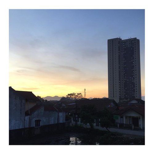 Rise and shine.Terlalu sayang untuk tidak di post..Bandung, 5 Desember 2017.Taken from our  Balcony.....#sunrise #clozetteid #apartment #sky #iphonegraphy #nofilter #nofilterneeded #panoramic