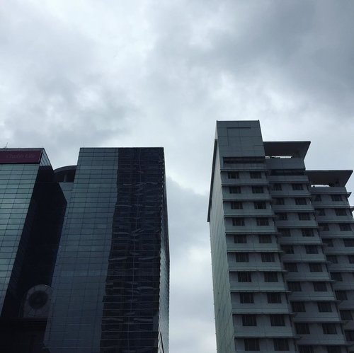 🏙.Jakarta, 7 Februari 2018...#gloomy #jakarta #jakartaskyscrapers #skyscraper #skyscraping_architecture #iphonegraphy #중독 #clozetteid #clozette