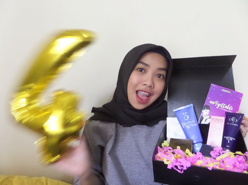 I am beyond happy got this fabulous box from @clozetteid! Senang sekaliiii!!!! Well, those pictures describe anything! Sampe ngeblur ngeblur gitu karena kesenengan. .Cant wait to try all of them!.This moment will be my un4gettable moment aku sama @clozetteid .Thank yoo su much! @ClozetteID @PondsIndonesia @SenkaIndonesia @Jacquelle_official @zap_beauty.Super Love!#ClozetteID #ClozetteUn4gettable