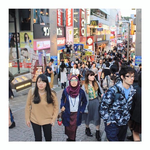 Exactly two years ago!.
Berangkat ke Jepang karena mimpi. Kok bisa? bisa dong!
.
.
Anw di Takeshita street ini harga kitkatnya jauh lebih murah dari pada di AE*N #shoppingtips .
.
#throwbackthursday #travel #trip #takeshitastreet #tokyo #japan #travelbloggers #harajuku #kitkat #maryamtraveljournal #travelblog #clozetteid