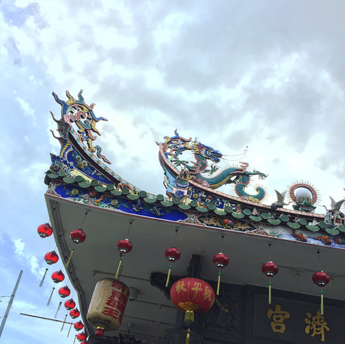 Masih #imlek. .......#gd #dragon #klenteng #tample #용 #sky #cloud #awan #chinesearchitecture #ornaments #ggrep #clozetteid #lunarnewyear #chanhun #lantern #penang #peranakan