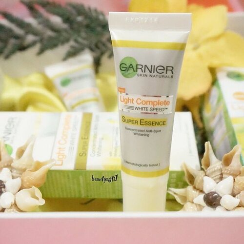 [NEW POST IS UP] Unboxing @garnierindonesia Hampers + their new product : Super Essence Serum. Read also the brief review tentang 3 langkah memiliki kulit wajah cerah.. .
Plus, aku juga info kan perbedaan Garnier satu dan lain nya. Plus bagaimana memilih Garnier yang sesuai dengan jenis type kulit mu ; Normal-Kering-Berminyak. .
Klik link yang ada di bio 👉 http://www.beautyasti1.com/2016/03/unboxing-garnier-light-complete-white.html .
#starclozetter #clozetteid #garnier #sayangidirimu #garnierid #superessenceserum #serumcream #serum #flatlay #love #like4like #followme #fotd #potd #photooftheday #new #garnierlightcomplete #whitespeed #lightcomplete #white #yellow  #skincare #facialscrub #hampers #beautyhampers #beautyreview #sabunmuka  #garnierhampers #tuesday #tbt