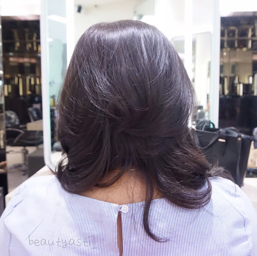 Abis nyobain treatment hair coloring aka mewarnai rambut. Ini beda yahh sama #SELFIECOLOR yang kemarin aku treatment juga.. Ini full color, tapi warna nya bukan warna warna kids jaman now yeaahh.. Kalem...Read the full review only on 👉🏻 http://www.beautyasti1.com/2017/11/hair-coloring-treatment-at-irwan-team-salon-review.html or click link in my bio 🌍💫... 📍Irwan Team Salon Gandaria City..#clozetteid #irwanteam #salon #hairdesign #irwanteamhairdesign #gandariacity