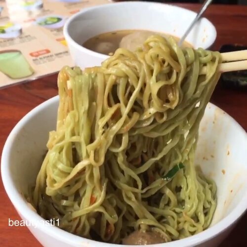 Anak Bulungan pasti udah sering kesinih nih, 7/11 Bulungan sekarang jadi Bakso Boedjangan aihh mateeekk makan bakso ga pake nitip nitip buk marinir lagi nih gueh.. Aselik seneng banget sama Bakso Boedjangan karena aku suka banget makan bakso pedes! Dan baru pertama ini makan ditempat (biasanya nitip buk marinir)...Ternyata makan ditempat ga selengkap kalo gw nitip buk marinir. Masa mie ayam nya cuma ada yang ijo sama yang item aja. Udah gitu varian bakso ga lengkap, apa yang di menu sama kenyataan nya jauh cyiinn mengecewakan. Tapi yah bakso isi cabe nya mantap jiwa! ...#baksoboedjangan #clozetteid #bakso #meatball #yummy #delicious #indonesia #indonesianfood #bakmi #mieayam #mieyamin #bulungan