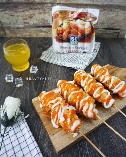 Selamat berbuka puasa semua nya~ Ini aku bikin kreasi Takjil yang simple dan mudah cara membuat nya. Takjil ini bisa dimakan pas  berbuka maupun di goreng pas sahur, namanya; Good Hotang aka Hotdog Kentang ala So Good..Bahan bahan :🍴1 Bungkus So Good Sosis Siap Masak🍴2 Buah Kentang di potong dadu, lalu rebus setengah matang🍴2 Butir Telur🍴1 sdm Tepung Terigu🍴1 sdm Tepung Maizena🍴1/2 sdm Himalayan Salt (atau garam biasa)🍴1/2 sdm Kaldu 🍴Lada Secukupnya🍴Tusukan Sate..Cara Membuat :✅ Kocok Telur dan masukkan garam, tepung, dan kaldu ✅ Tusuk sosis dengan tusukan sate, lalu masukkan ke adonan telur✅ Baluri sosis dengan kentang sampai merata✅ Segera goreng ..Good Hotang siap disajikan dan disantap sebagai menu Takjil pas Berbuka Puasa. Cocok juga buat masakan versi ditinggal mba mudik 😁. Mudah kan cara membuat nya? #MasakanRumahKhasRamadhan #LebihBaikSoGood #SoGood  @sogoodid ...#clozetteid #hotdog #kentang #hotang #sosis #sausage #frenchfries #fries #potato #flatlay #food #yummy #delicious #sahur #berbuka #menupuasa #puasa #Ramadhan #Ramadhan2018 #takjil