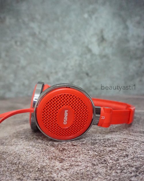 Telat upload tema “Merah” karena jujur bingung mau potret objek apa yang merah.. Tetiba lihat headset adik ku warna MERAH langsung pinjem, langsung cekrek cekrek upload. Semoga diterima dengan senang hati sama mba @qhiqhio @yukbelajarbareng #ybblatihanmotretproduk #temansatuhasrat .
.
.
Kalau kalian dengerin musik lebih suka pakai headset/earphone atau loud speaker gitu sih?
.
.

#clozetteid #miniso #headset #earphone #red #merah #music #photo #photography