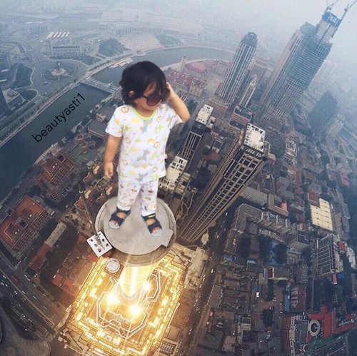 Gw juga ga paham kenapa Baby Lim ada di atas gedung pencakar langit 😂 Re-create tutorial nya @dwartworks @dimaswardana_ Udah kayak beneran belom nih? @msrenc ...#clozetteid #dwartworks #baby #cutebaby #babyboy #velvetjunior #skyscraper #photography #iphone