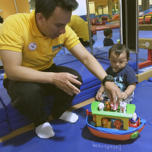 Baby Lim ga pernah mau di pegang coach nya pas di kelas, pasti ngamuk. Dikasih mainan baru bisa temenan 😂 .. I don't know why tapi kalau di kelas Baby Jam sih Baby Lim pasti suka (aku udah pernah post video nya). .
.
.
Pixel nya agak pecah saudara, maklum videografer amatiran 😊 .
.
.
#clozetteid #class #babyclass #babylim #babyjam #crawlerclass #walkerclass #monkeybar #mommylim #baby #babyvideo #justbaby