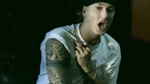 4 lagu Eminem yang gw suka, kalau karaoke suka gw nyanyiin (sekarang lebih sering nyanyiin lagu nya GD, NCT, dan Zico sih). Gw respect banget sama Eminem, dari jaman gw SMA jauh sebelum gw kenal K-Pop (jaman kuliah)...SWIPE buat tau judul lagu nya apa aja, jangan lupa cek lagu terbarunya Eminem Ft. Ed Sheeran ya 😘♥️...#eminem #mockingbird #toysoldiers #beautiful #whenimgone #detroit #rapper #clozetteid #rap
