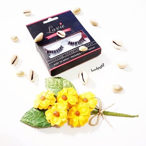 Have a beautiful MONSday~ This is my most-favorite false eyelashes recently, Fleur by Lavie Lash 🌺💐👀 Recommended for natural makeup or daily makeup. @lavielash #ClozetteID #starclozetter #flatlay #love #likes #follow #new #beauty #makeup #cosmetics #eyes #eyelashes #picoftheday #photooftheday #monday #lavielash #lavie #fleur #potd #favorite #lashes #falselashes