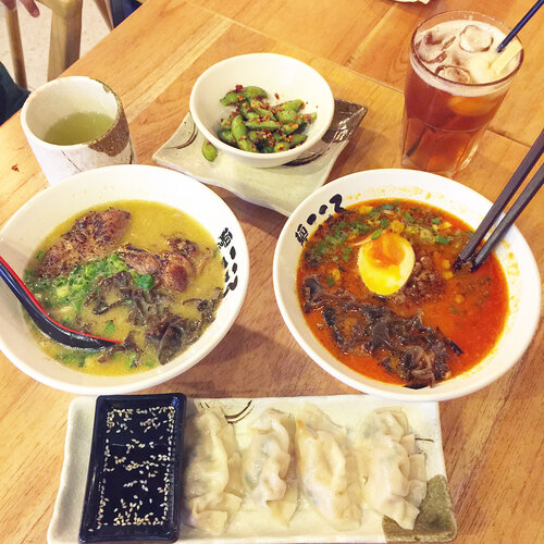 Nyobain Ramen nya Kokoro di Gandaria City. Aku lupa deh pesen apaan yah, kamu bisa cek sendiri di video [SWIPE] pokoknya pedes. Tapi sayang, yang katanya pedes sih blassst ga pedes bagi aku mah.. Kuah nya enak. Gyoza nya enak. Edamame nya enak. .
.
Tapi ramen yang satu lagi, yang warna nya agak bening itu enak kalau pedes juga.. Hehehe.. Enak sih, kalau pedes banget 🌶🌶🌶🌶🌶 !! Oh ya, katanya ada promo buy 1 get 1. Tapi katanya sabtu-minggu ga bisa. Yang aku suka dari Kokoro; No Pork and No Lard.
.
.
.
#clozetteid #kokoro #gandariacity #food #yummy #delicious #ramen #japanese #japanesefood #tokyo #tokyomazesoba #soba #mazesoba