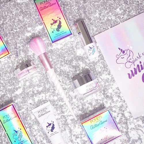 Kemaren ke minimart terdekat rumah dan ngeliat produk Pond’s Glitter Glow yang aku pakai ini tersedia dalam kemasan sachet nya dengan harga terjangkau, wah kalian udah beli yang kemasan sachet nya juga belum? .
.
.
#SparkYourUnicornGlow #ClozetteID #Unicorn #GlitterGlowReview #flatlay #unicorn #ponds #photography #bornunicorn #pondsglitterglow