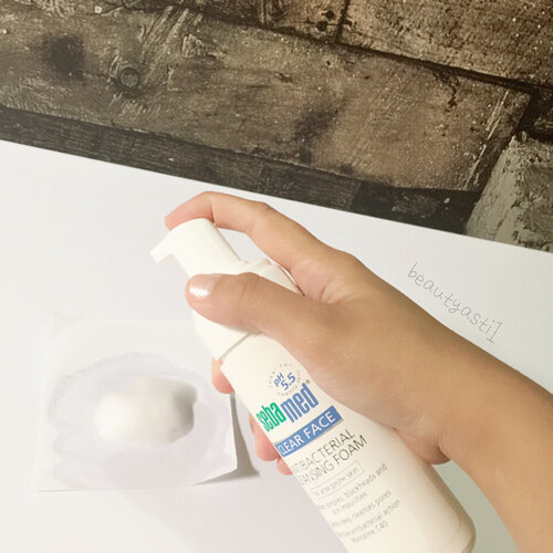 Jadi ceritanya aku lagi pakai sabun cuci muka ada 2, dan salah satu nya Sebamed Clear Face Antibacterial Cleansing Foam ini. Kenapa harus 2? Dan kenapa harus gonta ganti sabun cuci muka? Well, sebenarnya malah ada 3, tapi yang sering aku pakai yang Sebamed ini dan yang satunya lagi (merk masih di rahasia kan)
.
.
.
Ya ga apa apa sih.. Nanti ya, kalau kenapa napa sama muka ku, nanti ku update lagi #LOL .. Aku pakai facial foam Sebamed ini untuk di pagi hari karena ph nya 5.5 which is normal dan cocok untuk kulit wajah sensitive. Untuk malam hari nya aku kadang pakai yang merk lain atau pakai produk ini lagi..
.
.
.
Texture facial foam ini sudah berbusa dari sana nya yahh.. Jadi ga perlu kita usap usap lagi sampai berbusa karena tinggal di shake and pump sabun nya udah keluar dan tinggal pakai. Praktis! 👌🏻 Wangi nya? Khas Sebamed 😊. Yang aku kurang suka texture licin sehabis cuci muka nya, hhiikss.. Jadi kadang bilasnya agak aku banyakin biar keset (bisa gitu ga sih? Hehehe)
.
. .
Ada yang suka gonta ganti sabun muka juga? Or ada yang pakai facial foam Sebamed ini? Share yaaa 😘
.
.
.
#clozetteid #sebamed #flatlay #beauty #beautyblogger #beautybloggerid #indobeautyblogger #indonesianbeautyblogger #indonesianfemalebloggers #makeupjunkie #jakartabeautyblogger #beautybloggerjakarta #beautybloggerindonesia #beautyinfluencer #beautyenthusiast #instagood #instadaily #bloggerperempuan #instabeauty #like #like4like #follow #new #bloggerindonesia #indonesianblogger