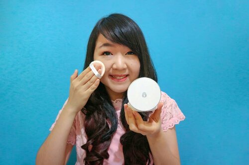 Akhir-akhir ini, Mei lagi seneng coba-cobi cushion.. Selain praktis buat touch up, hasilnya ringan, it works like a magic on my skin.. All in One gitu lhoo.. Sunscreen+pelembab+foundation dalam 1 produk.. Kebayang kan jadinya ga usah bawa produk se-gambreng..😅💕.Nah, beberapa minggu ini, aku lagi coba'in Lanore Anti Aging & Whitening DD Cushion.. Psst, produk ini sudah memiliki SPF 36 PA+++ dan anti aging...Packaging cushion ini kelihatan classy, puff nya terasa lembut di kulit..Hasilnya natural dengan coverage medium dan tahan lama sekitar 5-6jam.. Lebih dari itu, luntur tapi fade off nya cakep.. 😍 Nggak bleber ngeri gitu...Overall, menurutku, produk ini worth to try buat ukuran cushion Rp 275.000.. Penasaran? Psst, sering-sering kepo'in Official Store Lanore di Shopee deh.. Sering ada promo mantul, lho! 😊.....#LANORESHOPEEHiip #DDCushion #BeautyEnthusiast