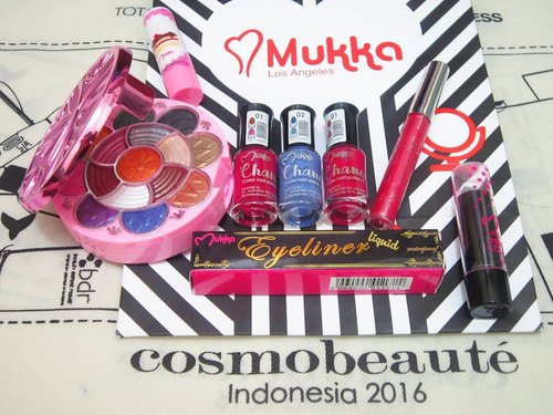 Packaging produk dari @mukka_kosmetik cute  banget.. 😍
Tadi aku sempat mampir ke booth nya di  @cosmobeauteindonesia.. Rame bgt!!!
Aku suka dengan packaging cosmetic set nya yg ada 3 susun, berisi 15 warna eyeshadow, 2 blush on, bedak padat, 4 warna lip palette& kuas .. O_O
Do you want to know more about Mukka Cosmetics??
Coming soon on #MeisUniqueBlog =) .
.
.
.
.
#bblog #clozetteid # #clozettedaily #igers #mukkakosmetik #review #ibb #ifb #ifbb