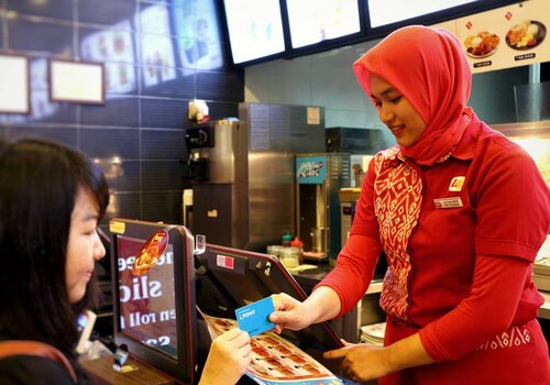 Selain suasana tempatnya asyik buat makan sambil ngobrol, service di @lotteriaindonesia juga oke banget.. .Curcol dikit, waktu order makanan di Lotteria, Mei sempat bingung kaan mau order menu yang mana.. 😅.Jadi, Mei minta rekomendasi menu bestseller dan paket promo paling mupeng disini ke mbak Siti.. .Mbak Siti kasi info beberapa menu recommended disini, bikin Mei langsung tertarik buat coba'in paket combo lengkapnya deh...Selain itu, transaksi disini juga praktis banget untuk member @lpoint_id .. .Kalian tinggal bayar pakai poin dari @lpoint_id, dapat diskon 10%, plus dapat cashback poin.. 😄.Psst, poin tersebut bisa dipakai untuk belanja, shopping, dan kulineran lagi di Lotteria, @AngelinUscoffee_id, @lottemartindo, dan berbagai merchants lainnya di @lotte_avenue.. 😁.Cuss join member, lalu download apps nya untuk kepo'in berbagai info promo menarik..😍.Fyi, nggak ada syarat macem macem dan free regis untuk join member L.Point lho.. 💕......#lotteriaindonesia #jktfoodbang #culinary #jktculinary #instalikes #foodstagram #l4l #foodpics #instagood #clozetteID #vscocam #foodporn #kulinerjkt #makanmakan #nomnom