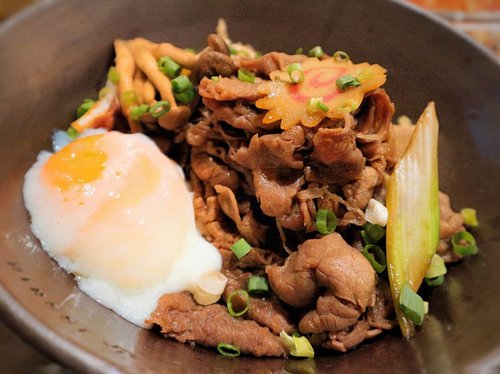 Happy Satur-yay! Sudah din din? Kalo belum, @isshin.indo bisa jadi salah satu restoran Jepang yg wajib dicoba...Jarang-jarang 'kan bisa melihat makanannya dimasakin chef-nya langsung di depan kita..😊.Nah, disini aku coba'in menu set bestseller mereka, yaitu Sukiyaki Don with Premium quality US Prime Beef 🥩🥩🥩.Dalam 1 menu-set Sukiyaki Don terdiri dari nasi, beef, jamur shirataki, onsen egg, tofu, vegetables, chawanmushi, dan miso soup...Overall, aku suka tekstur dagingnya yg fresh, empuk & juicy .. As you can see, porsinya banyak dan mengenyangkan! 😆👌..On Frame:US Prime Beef Sukiyaki Don (don, chawanmushi, miso soup, kimchi, horenzo)😋 : 👍👍👍👍📍 @isshin.indo Central Park Mall💰 Idr. 129K.....@mavenfulindonesia@qraved.#isshinIndo #sukiyakidon #japanese #beef  #heartwarmingbowl #MeisUniqueCulinary