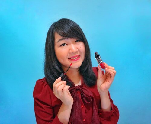 RIVERA COSMETICS, salah satu brand makeup favoritkuuu, terutama micro powder dan Eyebrow Matic-nya! 😍
.
Nah, beberapa minggu lalu, aku baru dapet paket dari @RiveraCosmetics (hasil kolaborasi dengan @ClozetteID).. Di dalam beauty box-nya, ada:
♥️Rivera Luminuous Micro Powder 02 Natural
💝Rivera Bold Intense Eyebrow Matic Gray
💗Rivera Bold Intense Liquid Liner
❣️Rivera Moisture Glow Lip Gloss in 02 Sparkle Pink
💖Rivera Gotta Be Matte Lip Cream in 301 Vibrant Red
.
Aku baru tau ternyata Rivera udah ada Lip Cream na juga.. 😍 Baguskah?
.
Kurang puas ah kalo cerita disini..😅😜🤪Complete review is updated on #MeisUniqueBlog or #linkonbio! Mampir, yuk! 😊
.
.
.
.
.
#ClozetteID #ClozetteDaily #makeupreview #LiveLifeEmpowered #RiveraXClozetteIDReview