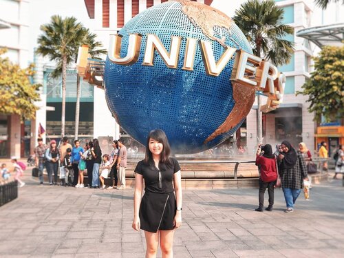 #ThrowBack Tahun lalu, cuma sempat foto di depan Universal Studio.. aku dan @venny_firstyani emang ga masukin USS ke itinerary kita gegara mau explore banyak tempat kulineran dan hunting foto di Marina Bay Sands..😆.Pada saat itu, aku sempet kepikiran seruu kali yaa kalo tahun depan bisa maen kesini..❤️Eh, ternyata dikabulin sama @carousell.id! Thanks Carousell buat free ticket PP Jkt-SG, tiket USS, dan S.E.A Aquarium na..😍.Udah dagang disana dapet cuan, dikasi liburan ke Singapore pula.. 😍Makin seneng aku tuu dagang di Carousell.. 😆.....#visitSingapore #Carousell #picoftheday #potd #universalstudiosingapore #latepost