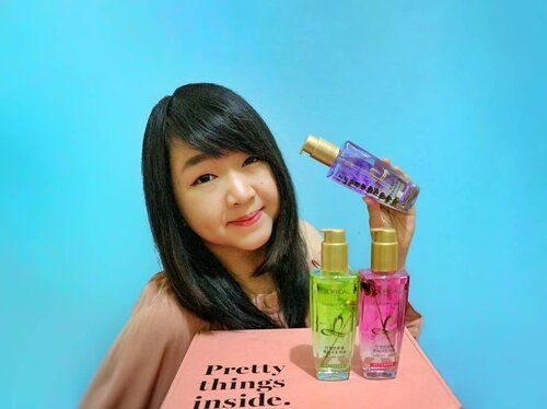 Hi Uniquesss! Ini nih 3 varian terbaru Loreal Extraordinary Oil yang Mei review di IG Story kemarin..😆
.
As I said, hair oil ini berbeda dari hair oil pada umumnya.. Yas! L'Oreal ExtraOrdinary Oil adalah hair oil pertama yg wanginya seperti parfum rambut dan infused dari bunga asli.. Perhatiin packaging na deh.. Ada bunga asli-nya di dalam botol packaging na..😍💞💞
.
Setelah diaplikasikan, rambutku terasa lebih lembut, mudah diatur, dan kelihatan berkilau tanpa bikin lepek sama sekali..
.
Diantara ketiga varian, aku paling suka varian Lavender yang cocok untuk rambut normal..
Aromanya favoritku banget.. Me Likeeey!!!💕💕💕
.
Nah, ketiga varian hair oil limited edition ini hanya exclusive dijual di @sociolla aja lho!
.
Uniquesss bisa beli mulai dari sekarang s/d 28 juli untuk dapetin harga special.. Buruan klik #linkonbio ku sebelum kehabisan! 😊
.
.
@sociolla
@getthelookid
.
.
.
.
.
#LorealxSociolla #LorealExtraordinaryOil #hairoil #haircare #review