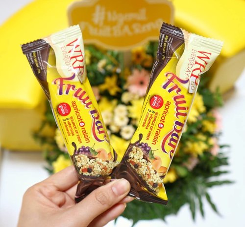 This multigrain snack bar has only 80kkal/serving.. Wow! This is so me! 😁#HappyEveryday with @wrpeveryday FruitBarEating healthy makes me happy.....#cemilansehat #WRP #bloggerID #clozetteID #clozettedaily #JakartaBeautyBlogger