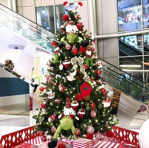The last white & red Christmas feed. Hope everything will get better next year so we can take pics without worry 🎄❤️•••••#christmas #celebration #christmastree #giantchristmastree #christmas2020 #merrychristmas #christmascelebration #festiveseason #centralparkmall #centralpark #christmasseason #holidayseason #potd #indonesian_blogger #clozetteid #inspiration #instalike #instagood #fashion #blogger #fashionblogger #fblogger #fashiondiary #instafashion #beauty #beautyblogger #bblogger #indonesianblogger #instabeauty #aiachantraveljournal